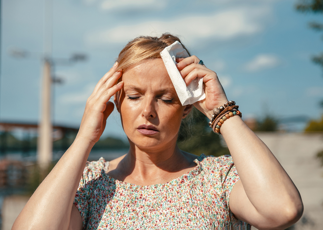 Τι σχέση έχει η ζέστη με τους πονοκεφάλους: Τι είδους είναι ανάλογα με το πώς νιώθετε