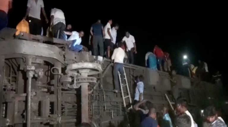 Τουλάχιστον 50 νεκροί και περισσότεροι από 300 τραυματίες σε σύγκρουση τρένων στην Ινδία