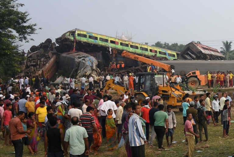Τουλάχιστον 288 νεκροί και 900 τραυματίες από τη σύγκρουση τριών τρένων στην Ινδία