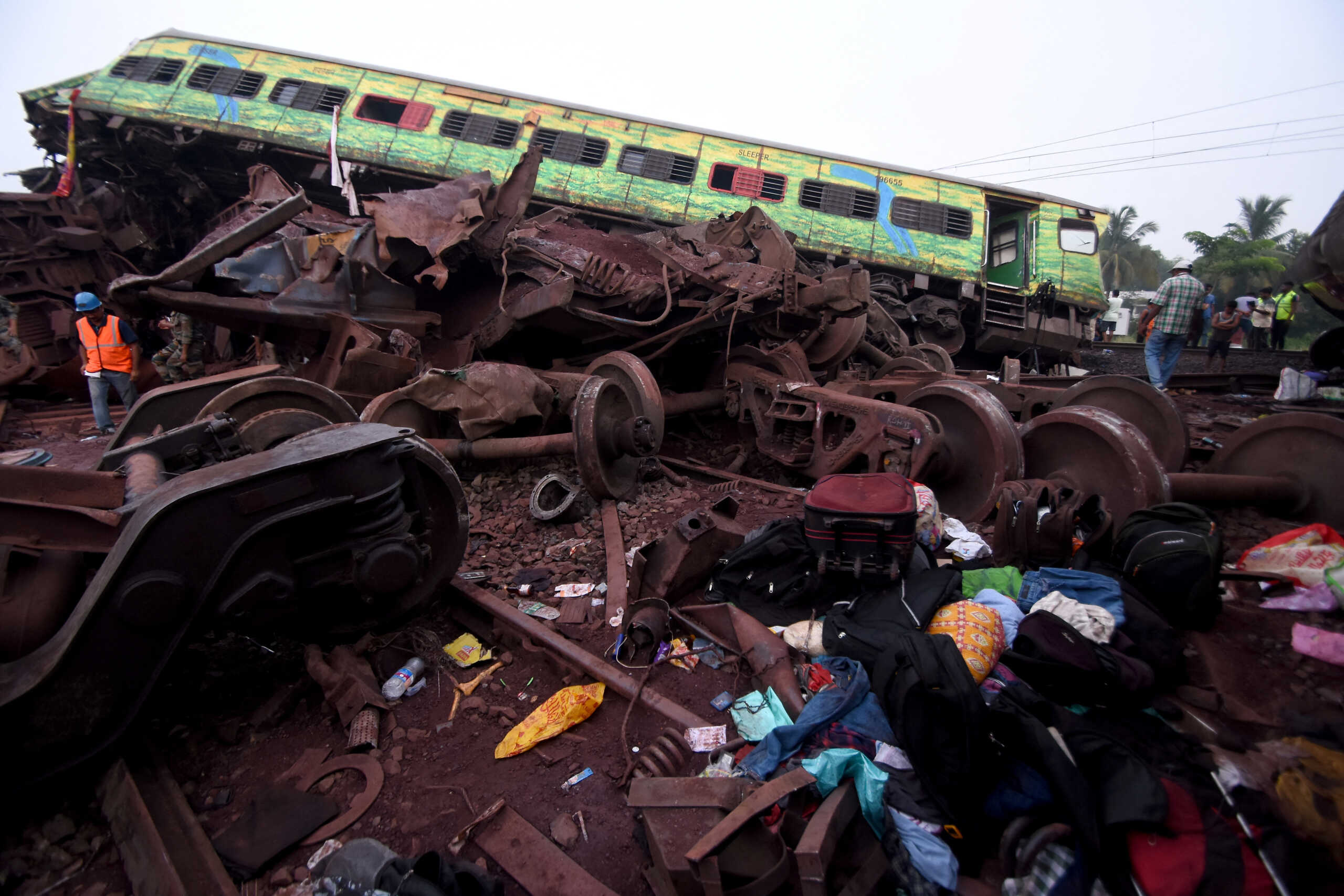 Ινδία: Τουλάχιστον 288 νεκροί και 900 τραυματίες από τη σύγκρουση τριών τρένων