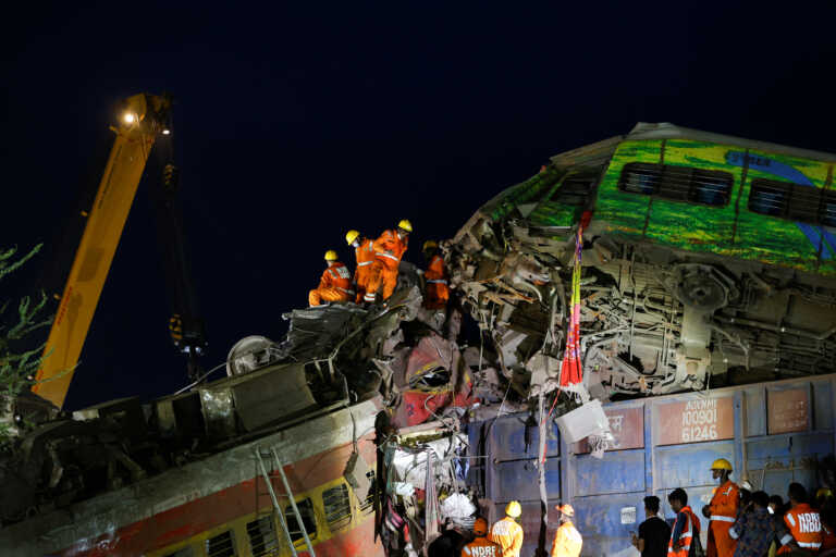 Οι συγκλονιστικές μαρτυρίες των επιζώντων της σύγκρουσης των τρένων στην Ινδία και οι σκληρές εικόνες από την επόμενη ημέρα