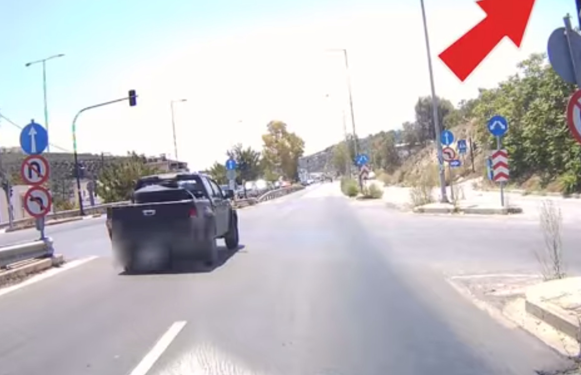 Ηράκλειο: «Μάγκας» οδηγός αγροτικού παραβιάζει κόκκινο φανάρι με μεγάλη ταχύτητα – Σοκαριστικό βίντεο