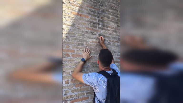 Οι Ιταλοί ψάχνουν τον τουρίστα που χάραξε το όνομά του στο Κολοσσαίο - Αντιμετωπίζει «βαρύ» πρόστιμο και φυλακή
