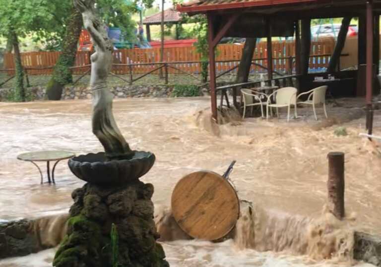 Βίντεο που καθηλώνουν από τις πλημμύρες στην Πέλλα - Βροχή και καταστροφές από χαλαζόπτωση