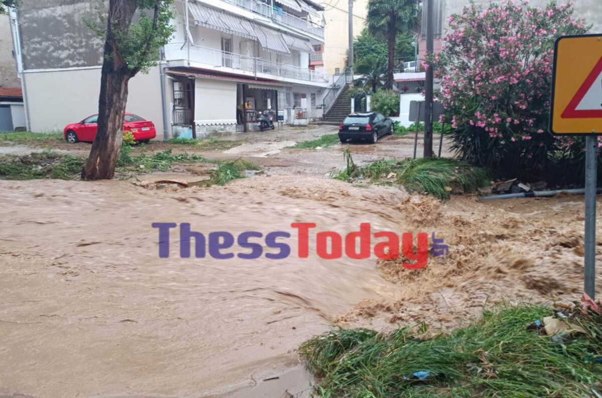Θεσσαλονίκη: Η κακοκαιρία «σάρωσε» την πόλη τα ξημερώματα – Αυτοκίνητα κινούνται σε δρόμους «ποτάμια»
