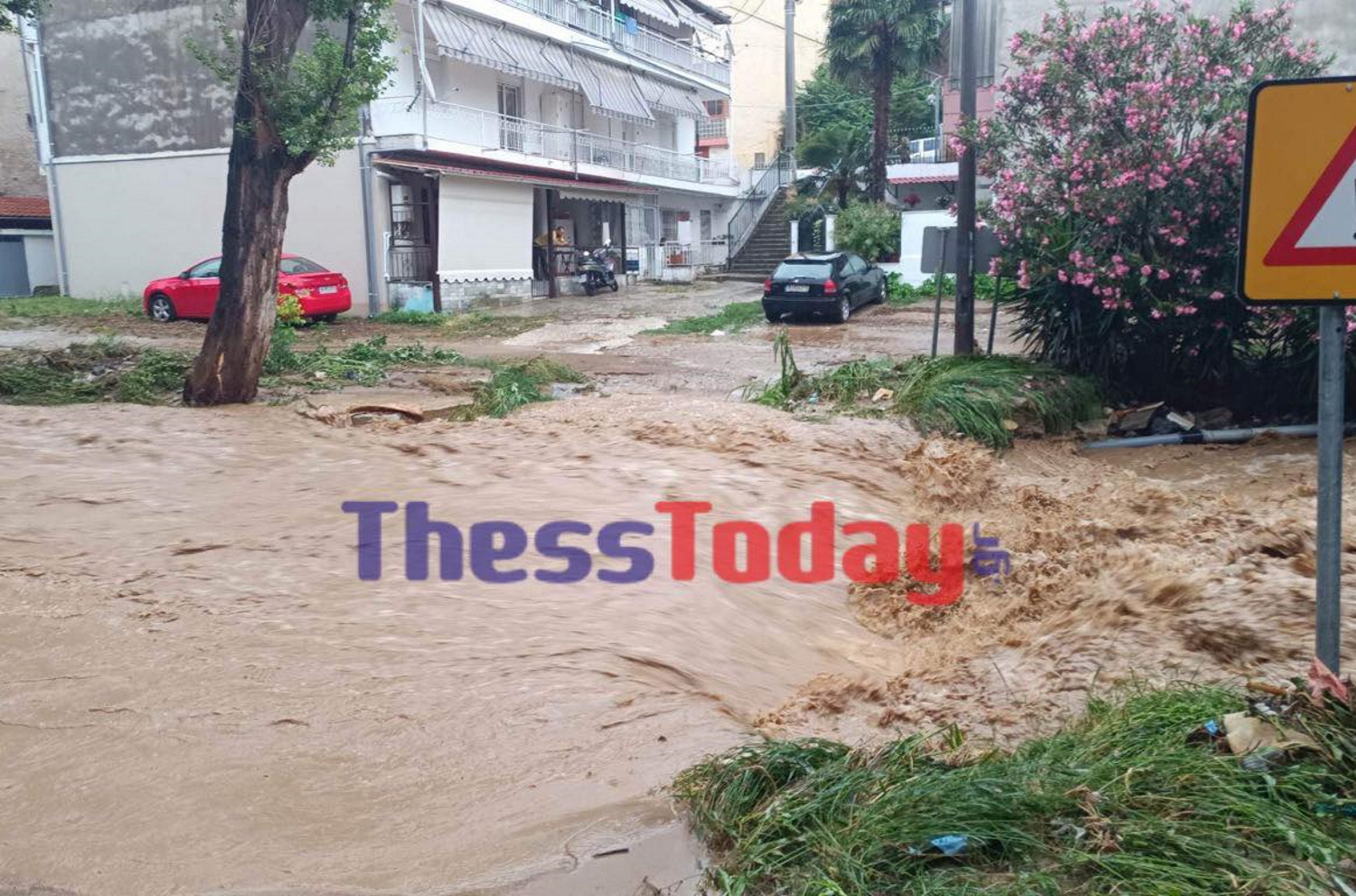 Θεσσαλονίκη: Η κακοκαιρία «σάρωσε» την πόλη τα ξημερώματα – Αυτοκίνητα κινούνται σε δρόμους «ποτάμια»