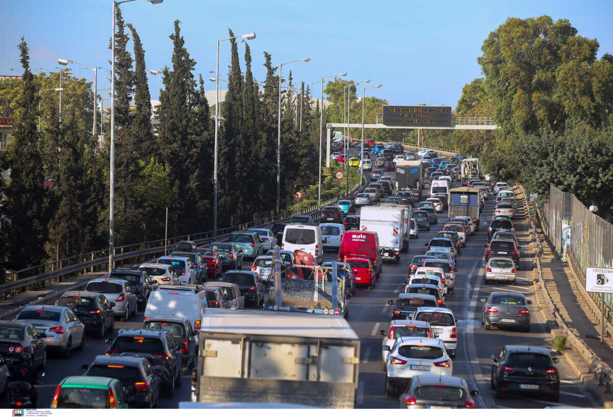 Κηφισός: Τροχαίο με ταξί και μηχανή στο ύψος της οδού Αχαρνών στη Νέα Χαλκηδόνα