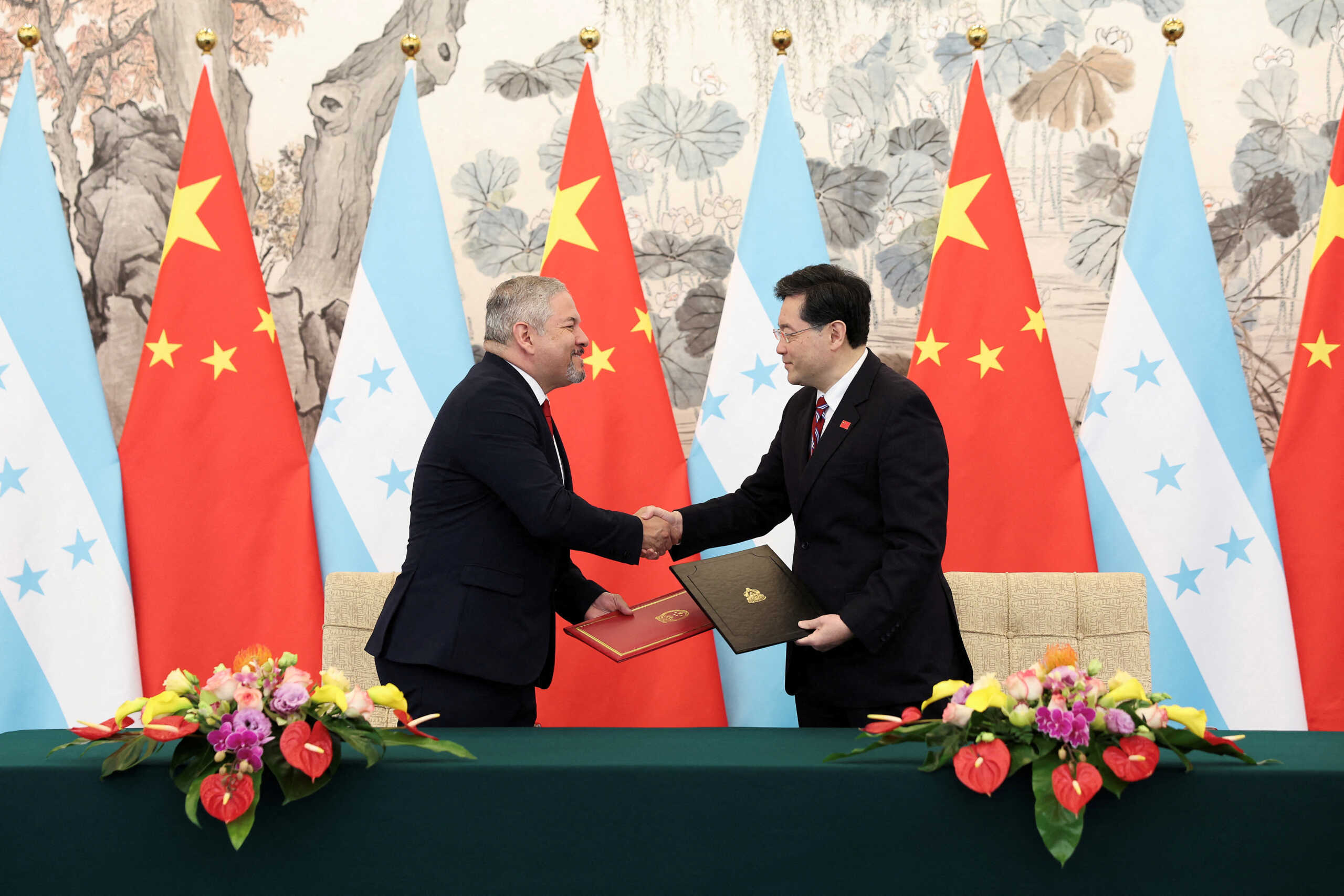 FILE PHOTO: Chinese Foreign Minister Qin Gang shake hands with Honduras Foreign Minister Eduardo Enrique Reina during the ceremony of establishment of diplomatic relations between the two countries at Diaoyutai State Guesthouse March 26, 2023 in Beijing, China. Lintao Zhang