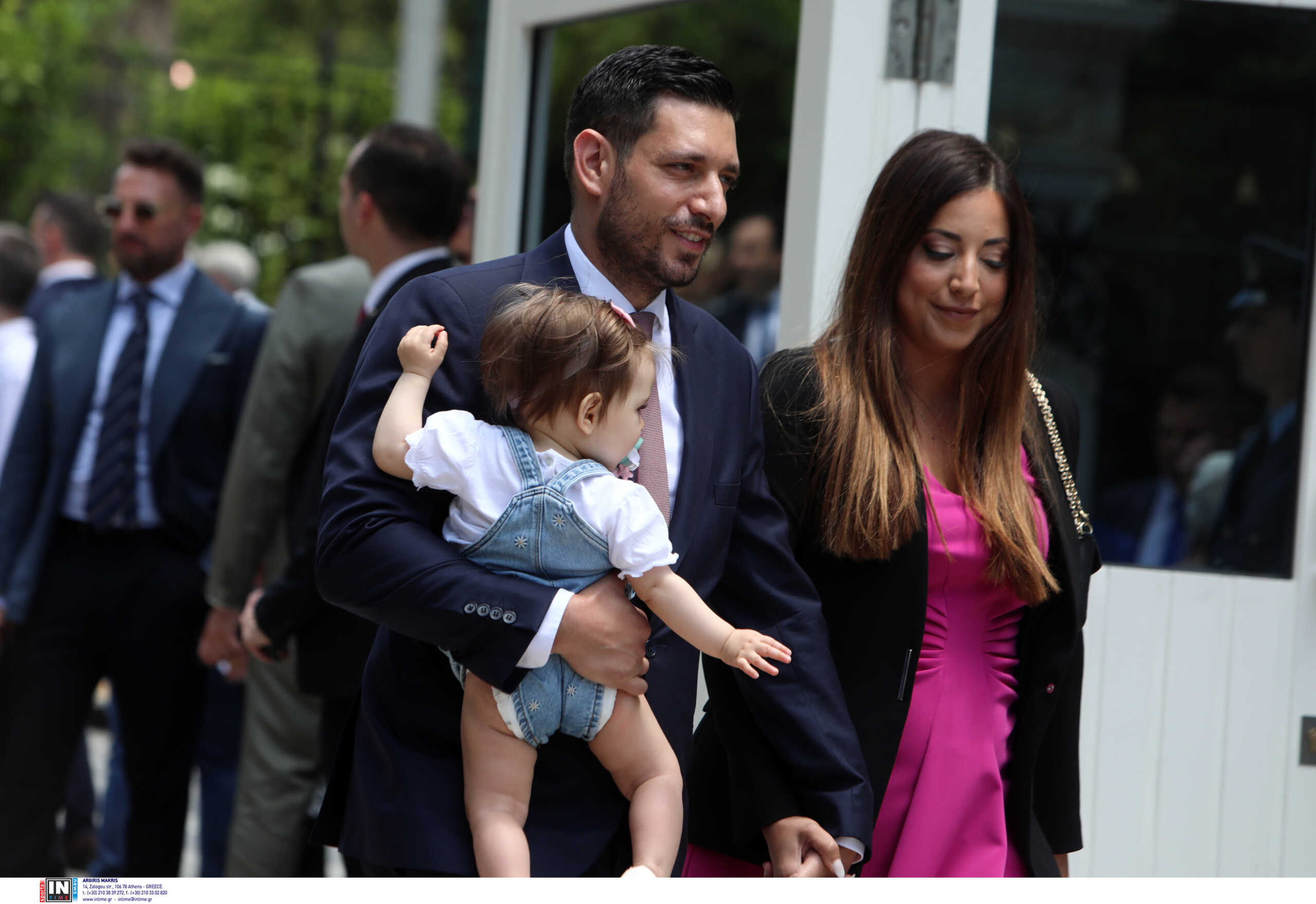 Ορκωμοσία νέας κυβέρνησης: Με τη 10 μηνών κόρη του και τη σύζυγό του ο Κωνσταντίνος Κυρανάκης