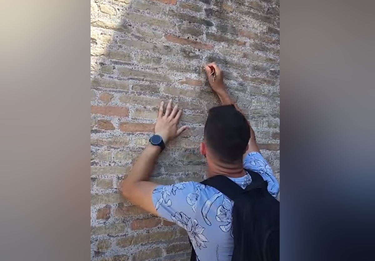 Ιταλία: Ανεγκέφαλος τουρίστας χάραξε με κλειδιά ονόματα σε τοίχο στο Κολοσσαίο