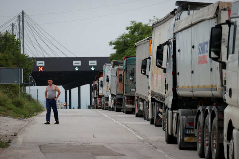 Εμπάργκο του Κοσόβου στα προϊόντα από την Σερβία - Δεκάδες φορτηγά ακινητοποιήθηκαν στα σύνορα