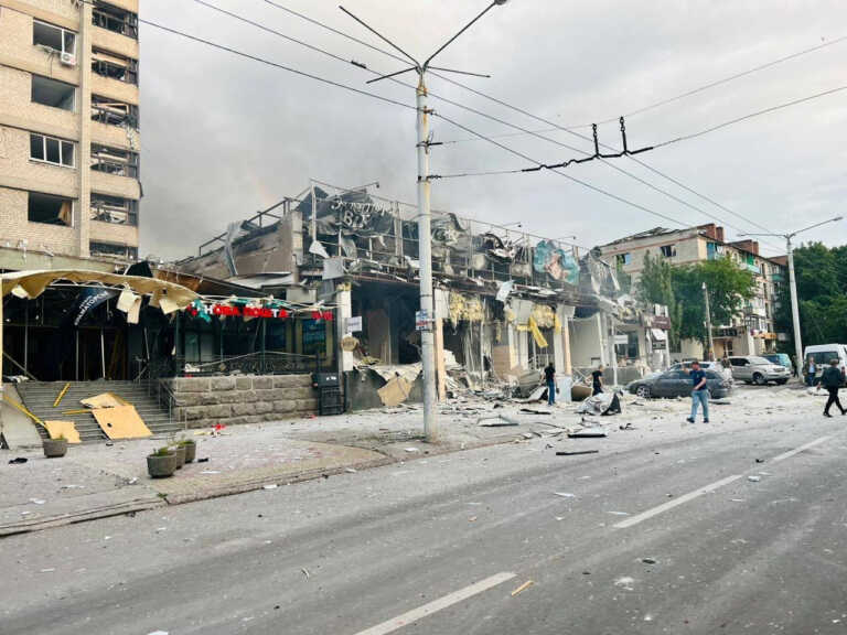 Τουλάχιστον 2 νεκροί και 23 τραυματίες από τον βομβαρδισμό του εστιατορίου στην Κραματόρσκ
