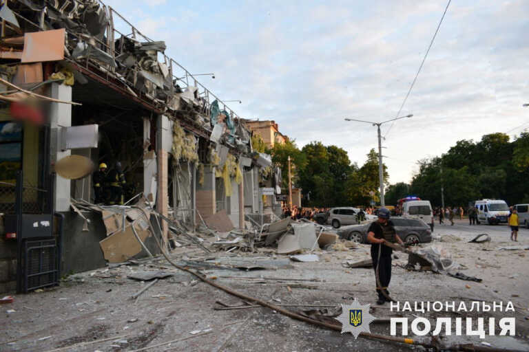 Αυξάνεται συνεχώς ο απολογισμός των θυμάτων από τον βομβαρδισμό εστιατορίου στην Κραματόρσκ της Ουκρανίας