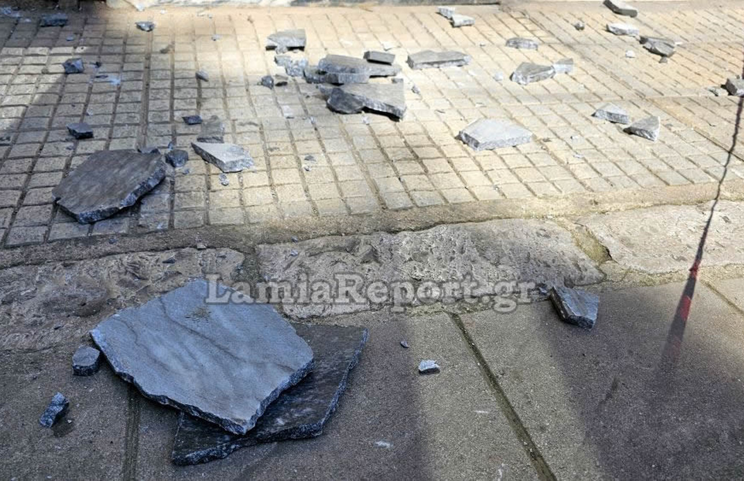 Λαμία: Μάρμαρα ξεκόλλησαν και έπεσαν στο δρόμο από πολυκατοικία στο κέντρο της πόλης