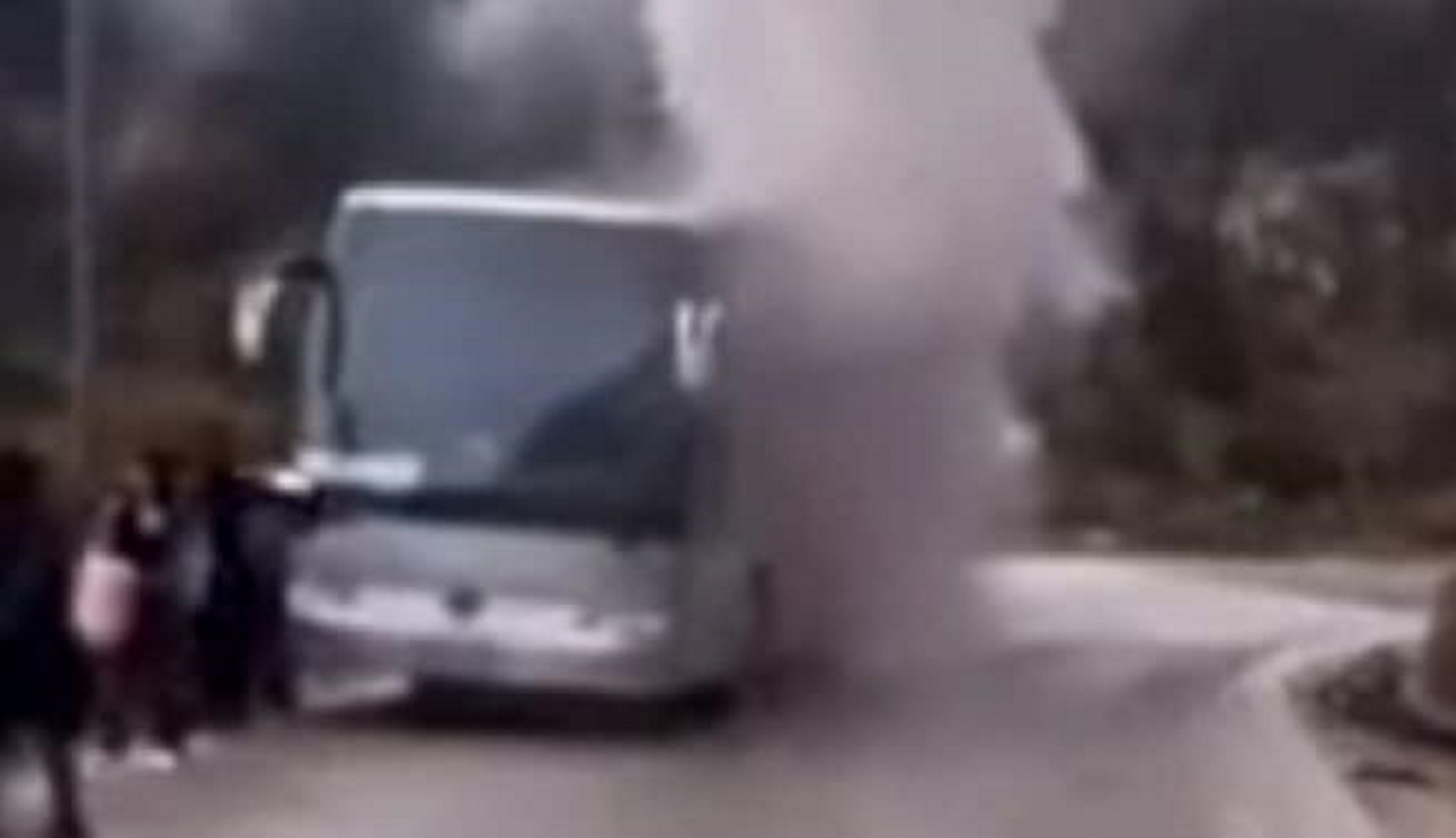 Εύβοια: Φωτιά ξέσπασε σε λεωφορείο με τουρίστες στη Χιλιαδού