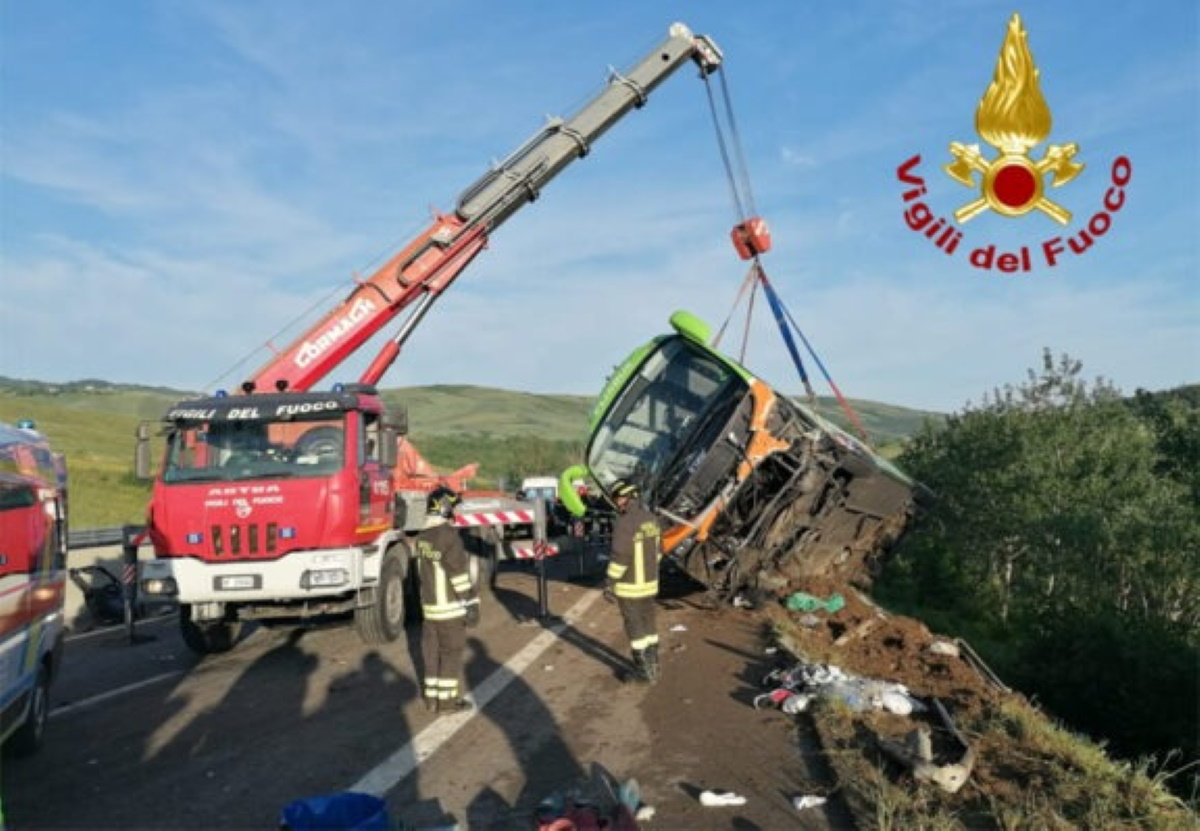 Ιταλία: Λεωφορείο έπεσε σε γκρεμό μετά από τροχαίο με τρία αυτοκίνητα