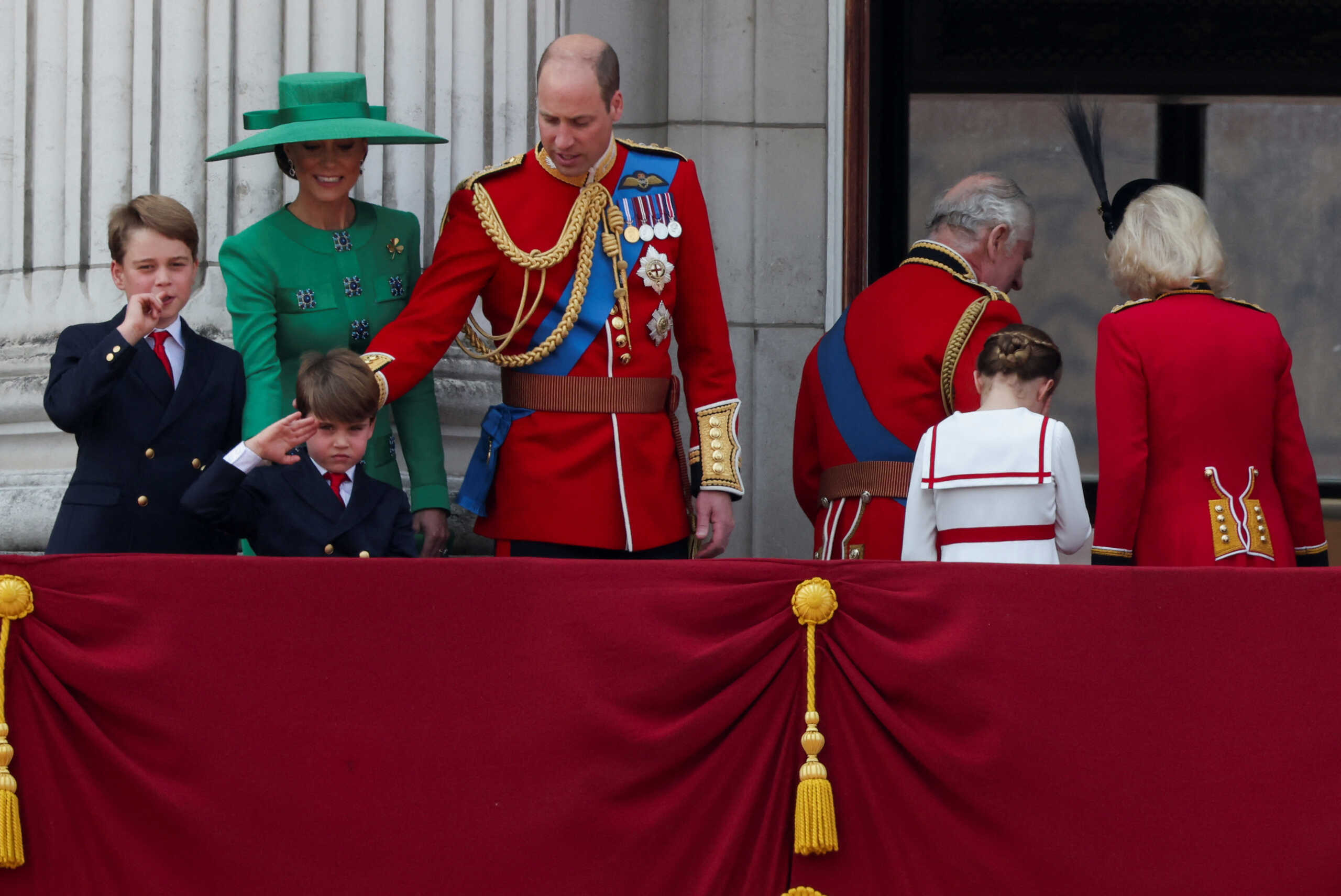 Ο βασιλιάς Κάρολος γιόρτασε τα γενέθλια του και ο πρίγκιπας Λούις έκανε show στο μπαλκόνι του Μπάκιγχαμ