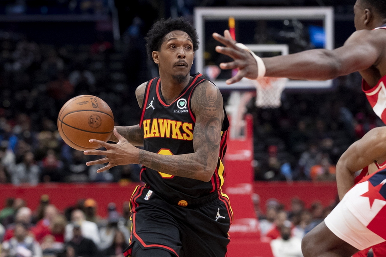 epa09802516 Atlanta Hawks guard Lou Williams (C) dribbles during the first half of the NBA basketball game between the Atlanta Hawks and Washington Wizards at Capital One Arena in Washington, DC, USA, 04 March 2022.  EPA