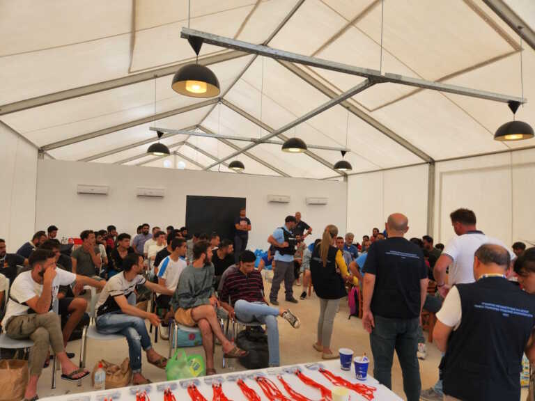 Στο ΚΥΤ Μαλακάσας έφτασαν 71 διασωθέντες μετανάστες από το ναυάγιο στην Πύλο