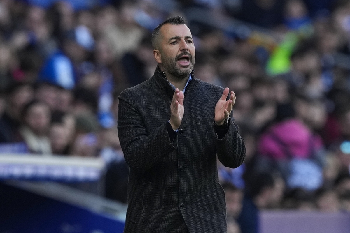 epa10446896 Espanyol's head coach Diego Martinez reacts during the Spanish LaLiga match held between Espanyol and Osasuna, in Barcelona, Spain, 04 February 2023.  EPA
