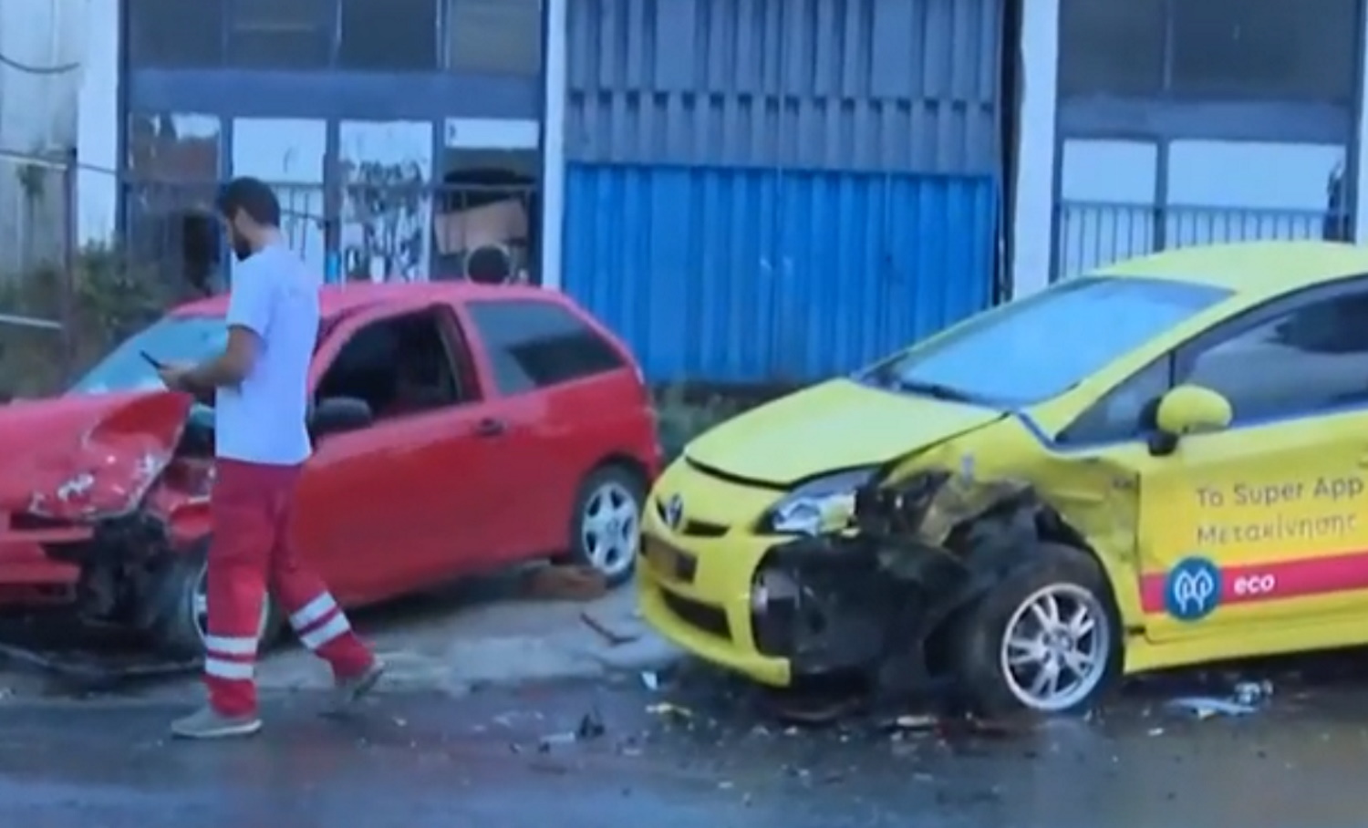 Μενίδι: Τροχαίο ατύχημα μεταξύ αυτοκινήτου και ταξί που κινείτο στο αντίθετο ρεύμα