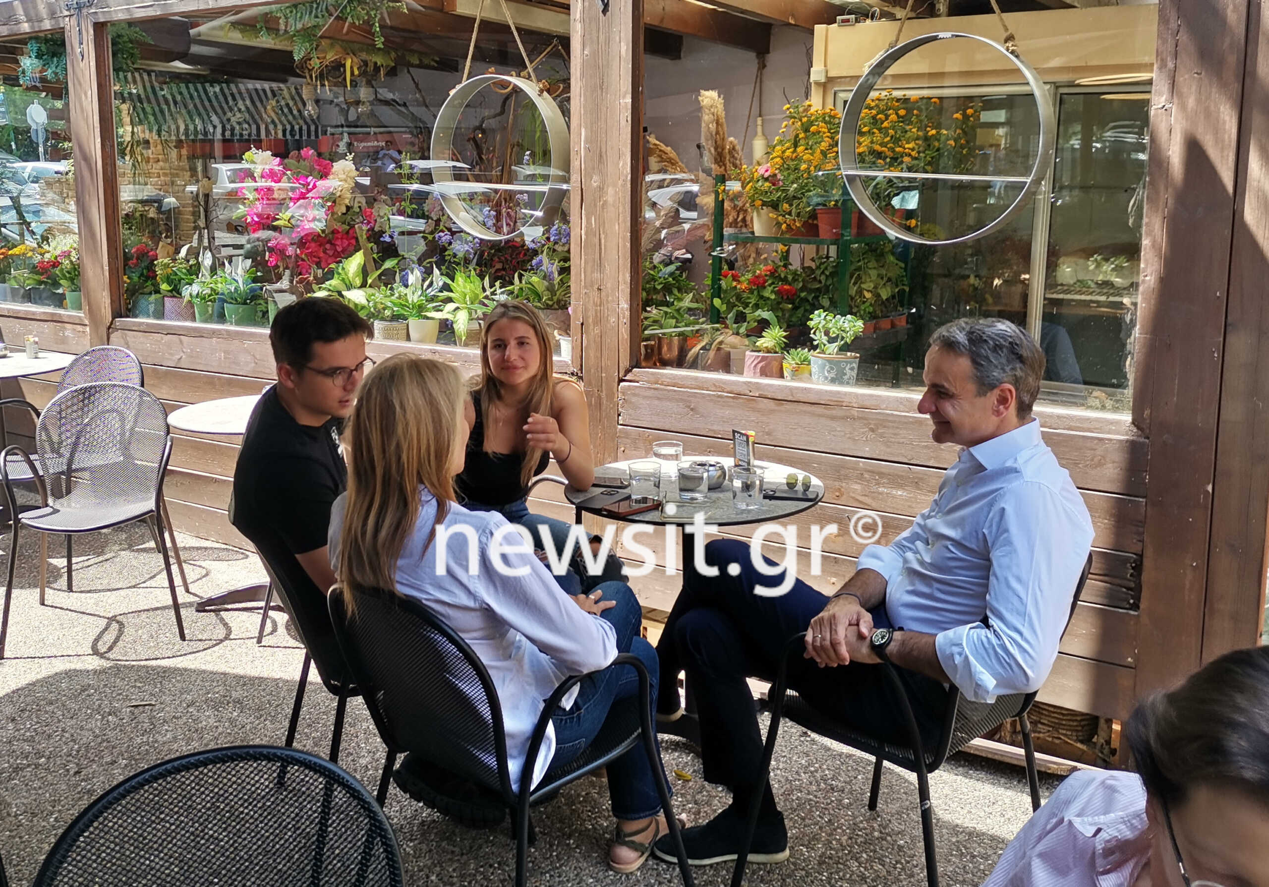 Εκλογές 2023: Για καφέ στην Κηφισιά ο Μητσοτάκης μετά την ψήφο, μαζί με Μαρέβα, Κωνσταντίνο και Δάφνη