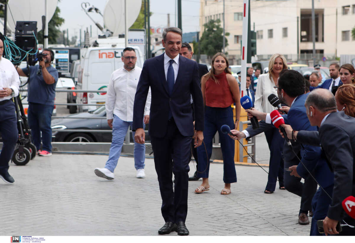 Εκλογές 2023: Ο Κυριάκος Μητσοτάκης στα γραφεία της Νέας Δημοκρατίας στην Πειραιώς πριν τα exit polls