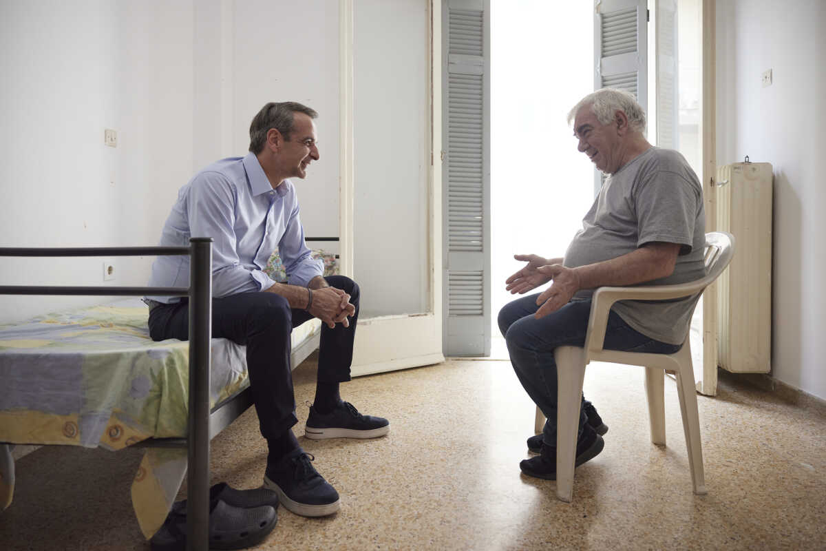 Εκλογές 2023: Ο Κυριάκος Μητσοτάκης συναντήθηκε με πρώην άστεγο – Το δεκάλεπτο σποτ της Νέας Δημοκρατίας