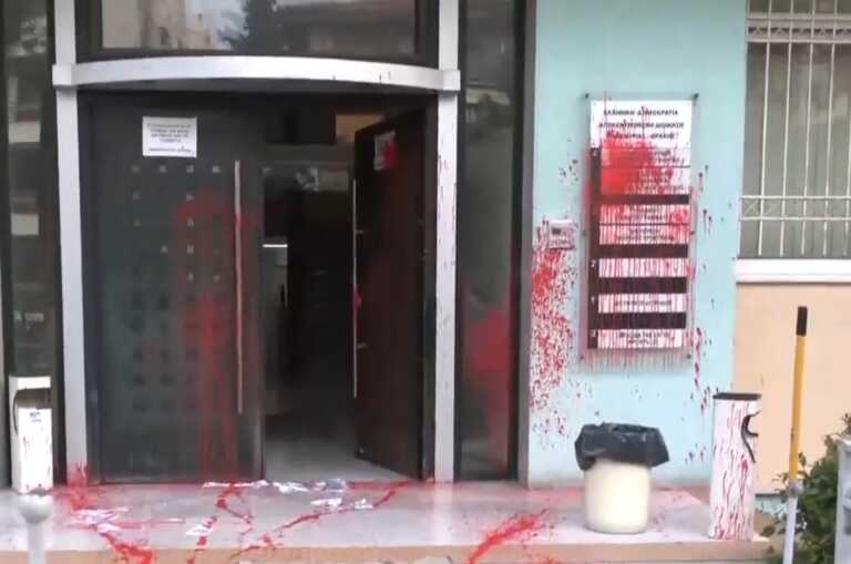 Εικόνες από την επίθεση με κόκκινη μπογιά στη διεύθυνση αλλοδαπών στην Καλαμαριά Θεσσαλονίκης