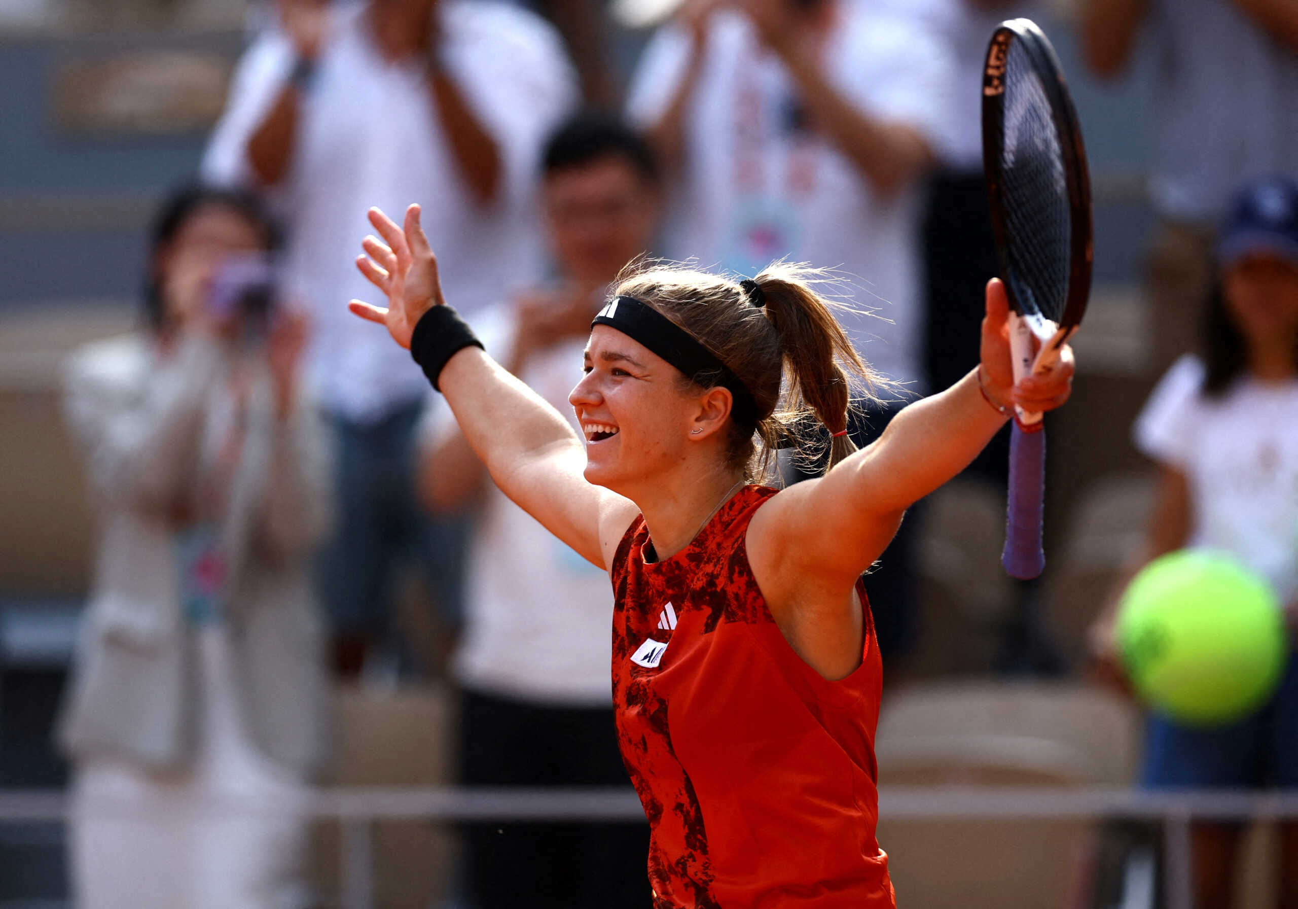 Tennis - French Open - Roland Garros, Paris, France - June 8, 2023 Czech Republic's Karolina Muchova celebrates winning her semi final match against Belarus' Aryna Sabalenka REUTERS
