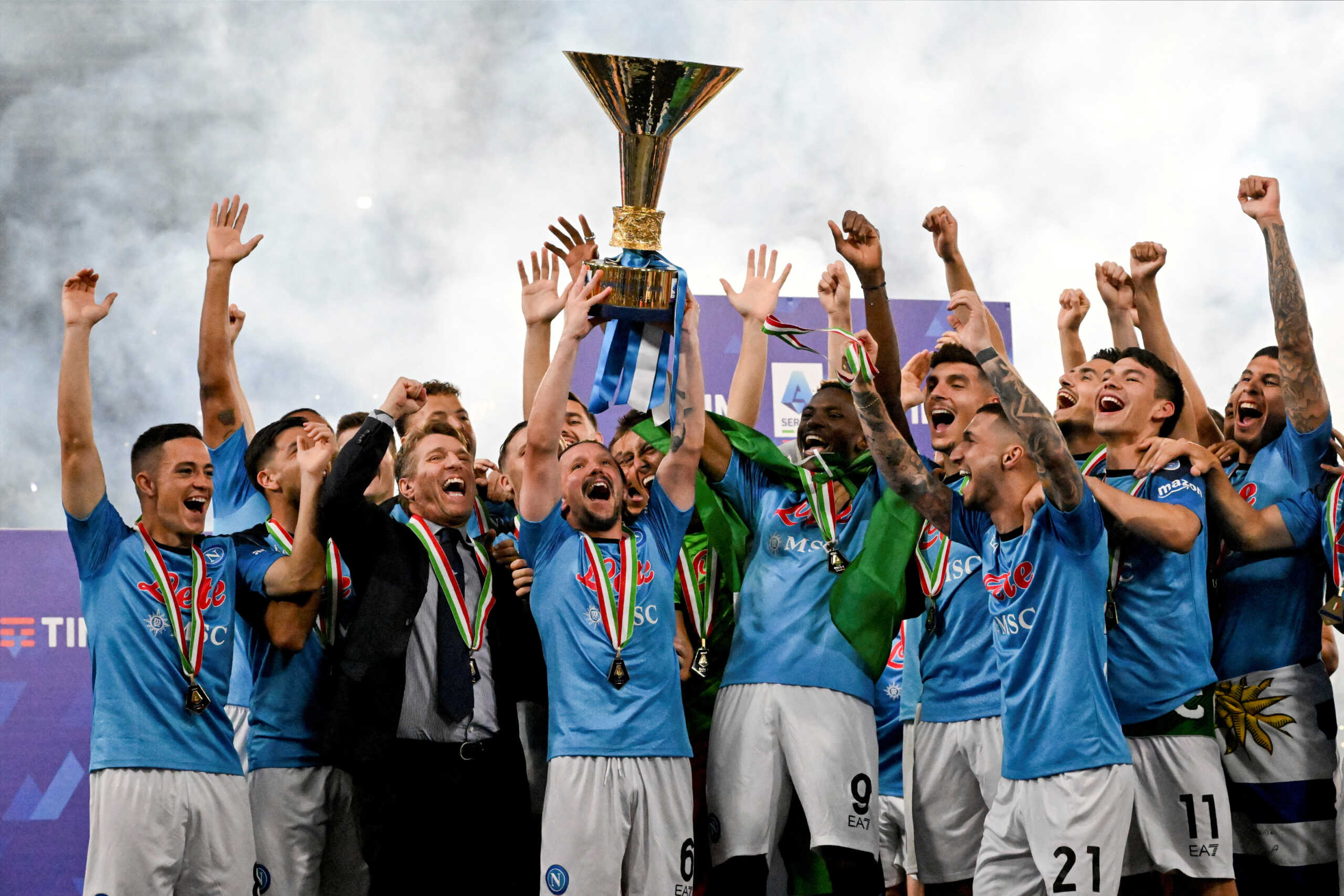 Soccer Football - Serie A - Napoli v Sampdoria - Stadio Diego Armando Maradona, Naples, Italy - June 4, 2023 Napoli's Mario Rui lifts the trophy as he celebrates with teammates after winning Serie A Pool via REUTERS