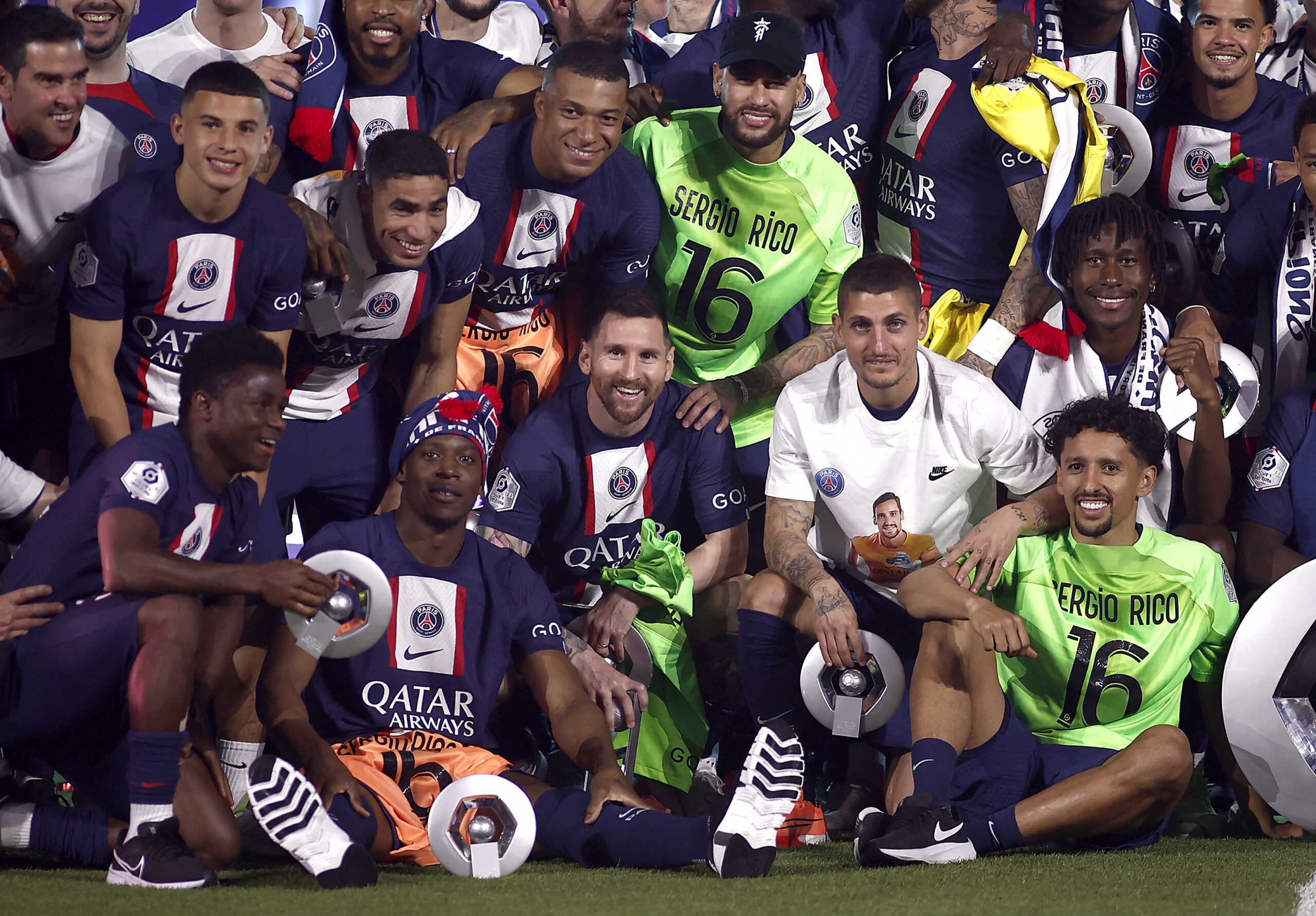 Soccer Football - Ligue 1 - Paris St Germain v Clermont - Parc de Princes, Paris, France - June 3, 2023  Paris St Germain's Lionel Messi, Neymar, Marquinhos, Marco Verratti, Kylian Mbappe, Achraf Hakimi and teammates celebrate winning the Ligue 1 with the trophy REUTERS