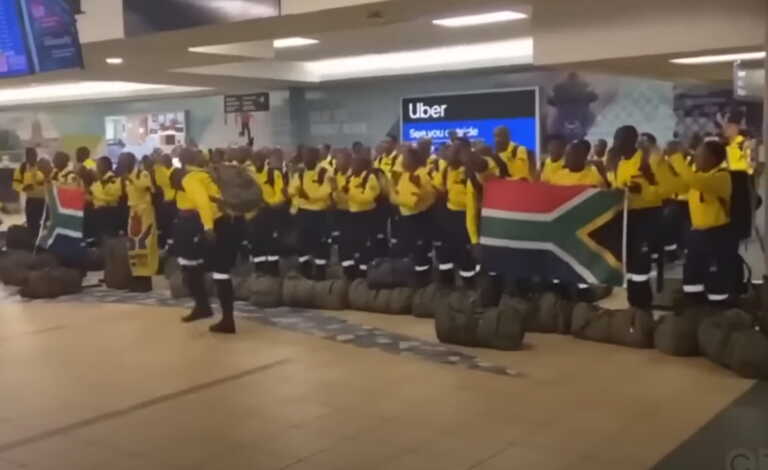 Χορεύουν και τραγουδούν πυροσβέστες από τη Νότια Αφρική που ήρθαν να βοηθήσουν στις πυρκαγιές στον Καναδά