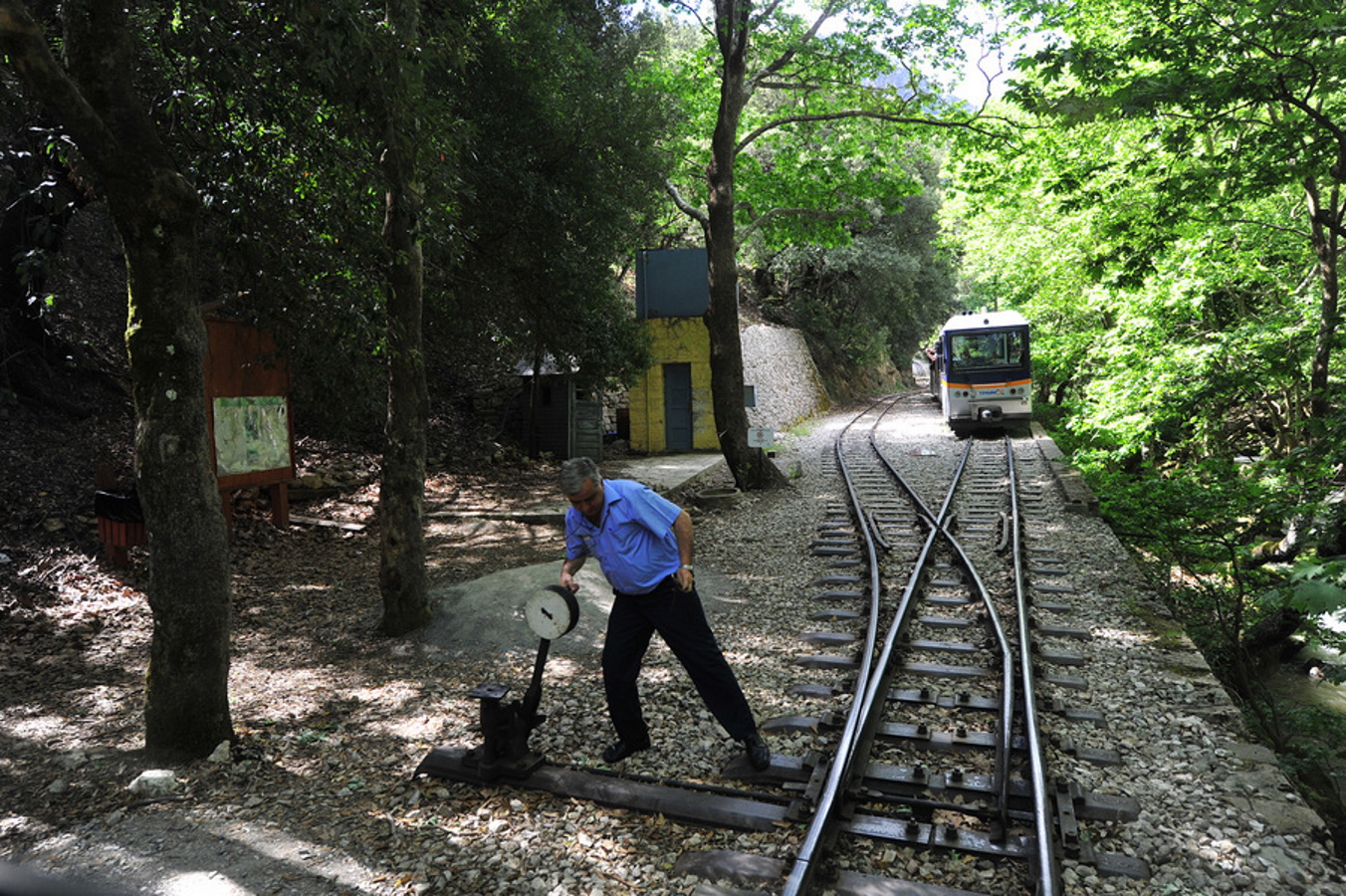 Διαδρομή που κάνει ο Οδοντωτός Σιδηρόδρομος των Καλαβρύτων, Τετάρτη 18 Μαΐου 2016. Ο Οδοντωτός Σιδηρόδρομος των Καλαβρύτων, αναπόσπαστο κομμάτι του Φαραγγιού του Βουραϊκού που ενώνει το Διακοπτό με τα Καλάβρυτα και γιορτάζει τα 120 χρόνια καθημερινών διαδρομών (1896- 2016). ΑΠΕ-ΜΠΕ