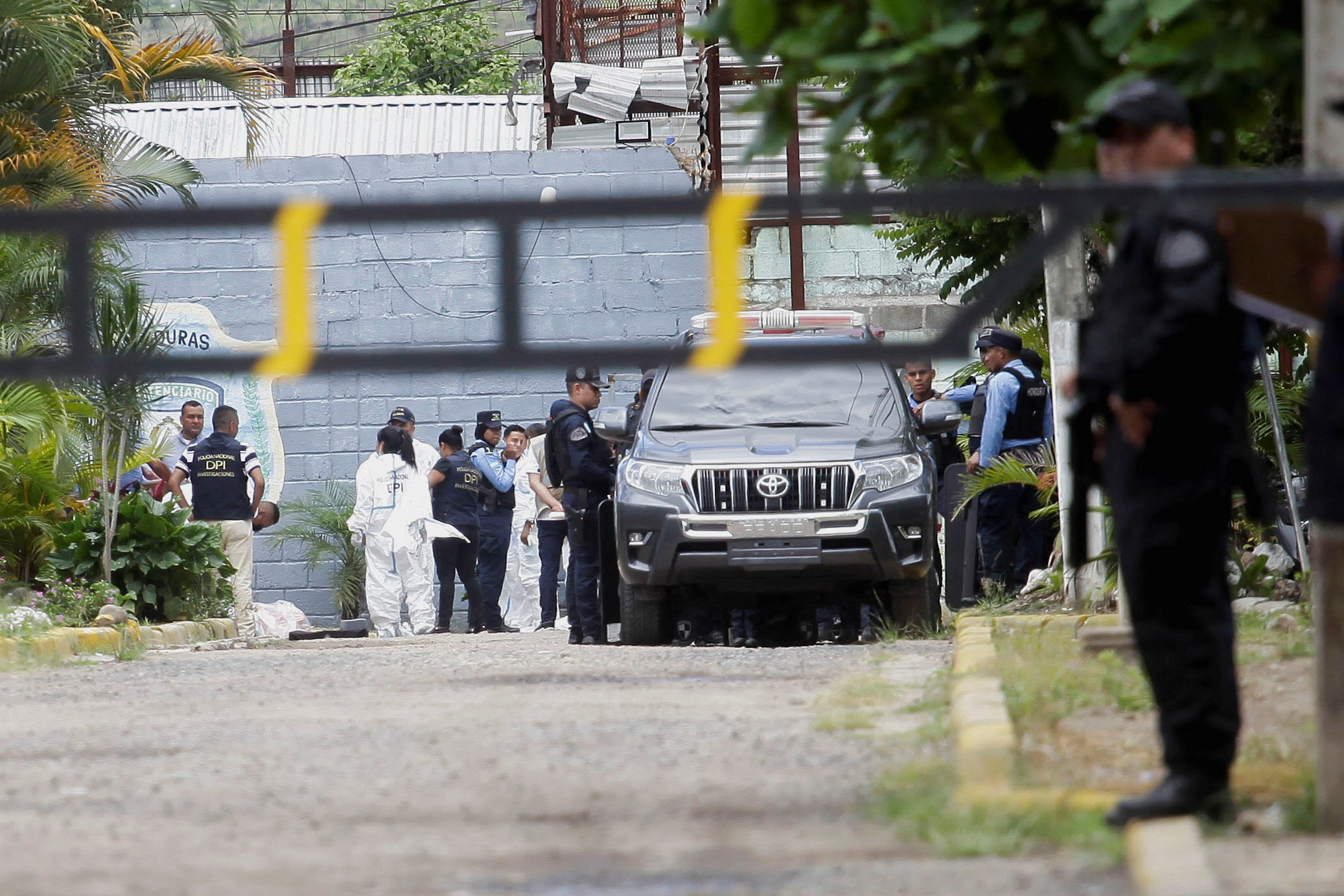 Forensic technicians and security forces are seen at the Centro Femenino de Adaptacion Social (CEFAS) women's prison following a deadly riot in Tamara, on the outskirts of Tegucigalpa, Honduras, June 20, 2023. REUTERS