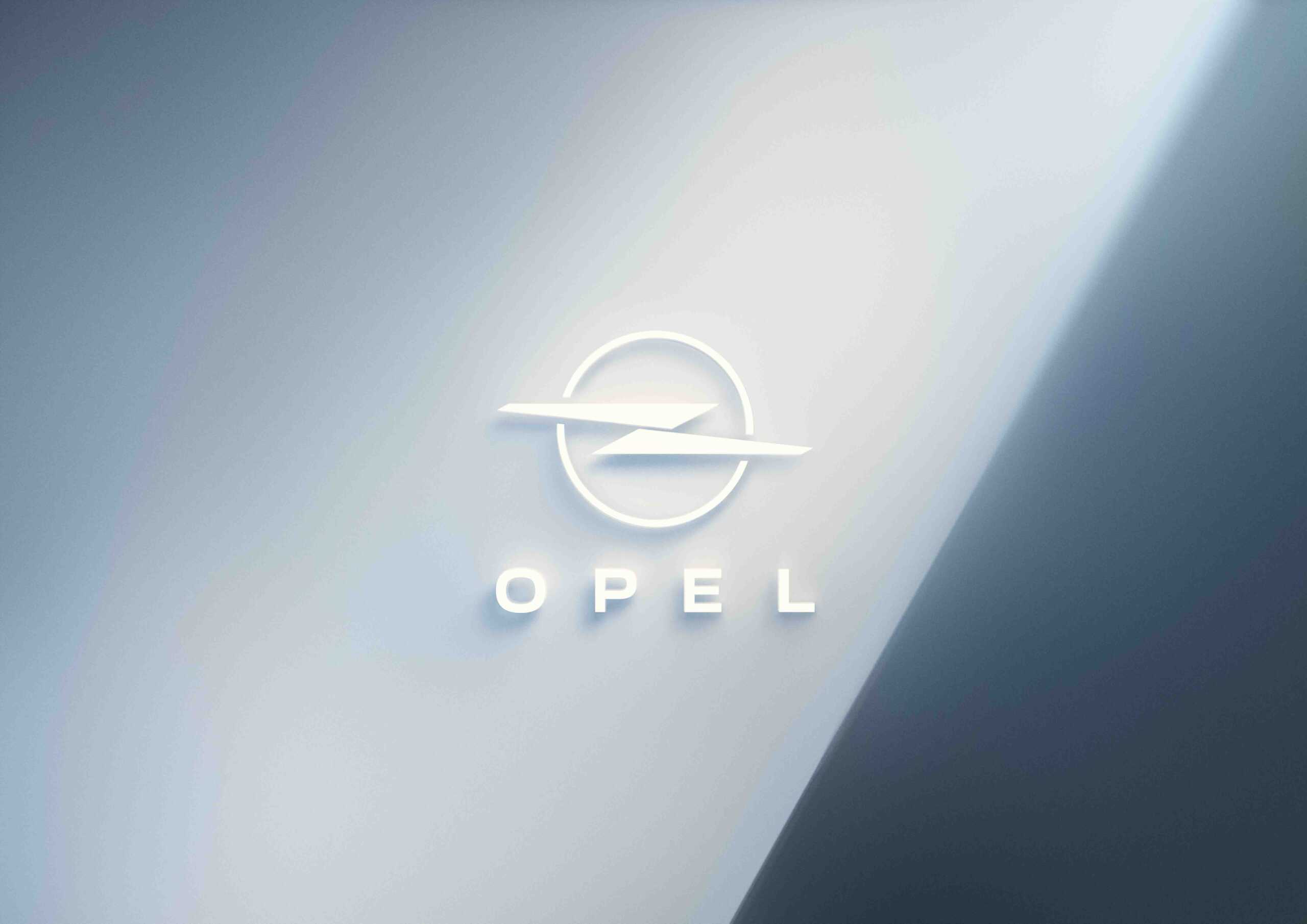 Η Opel αποκαλύπτει το νέο της έμβλημα