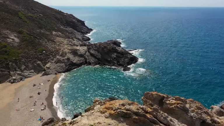 Αυτή είναι η πιο επικίνδυνη παραλία της Ελλάδας, με το μοναδικό σχοινί ασφαλείας