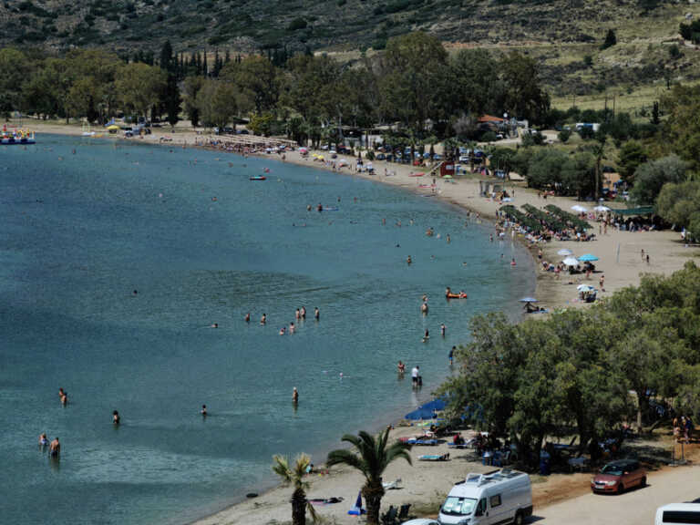 Άδεια εκλογικά κέντρα και παραλίες γεμάτες στο Ναύπλιο - Η σύγκριση με τις προηγούμενες εκλογές