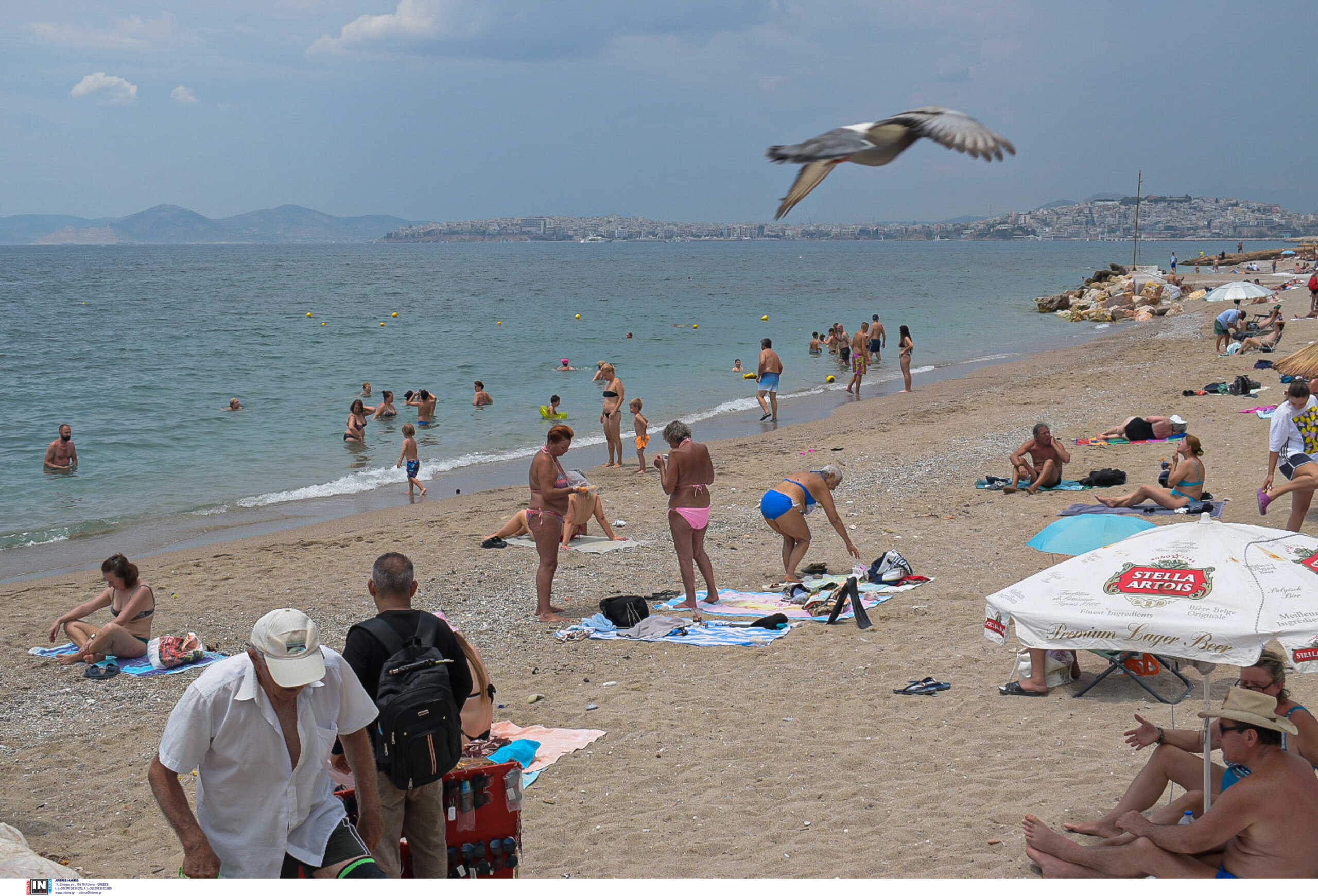 Στις παραλίες της Αττικής οι Αθηναίοι παρά τη συννεφιά – Βουτιές, χαμόγελα και λίγη βροχή