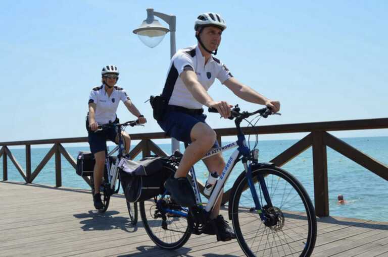 Εικόνες από περιπολίες αστυνομικών με ποδήλατα στην Κατερίνη - Ποιες είναι οι βασικές οδηγίες που πήραν