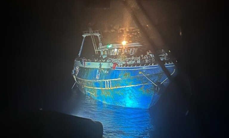 «Το σκάφος ήταν ακινητοποιημένο για ώρες» υποστηρίζει το BBC για το πολύνεκρο ναυάγιο στην Πύλο