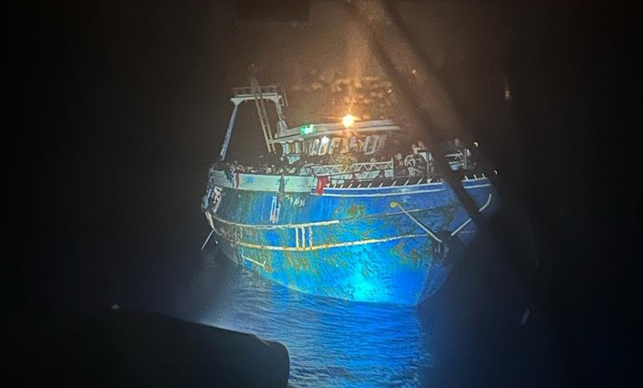 Πύλος: «Το σκάφος ήταν ακινητοποιημένο για ώρες» υποστηρίζει το BBC για το πολύνεκρο ναυάγιο