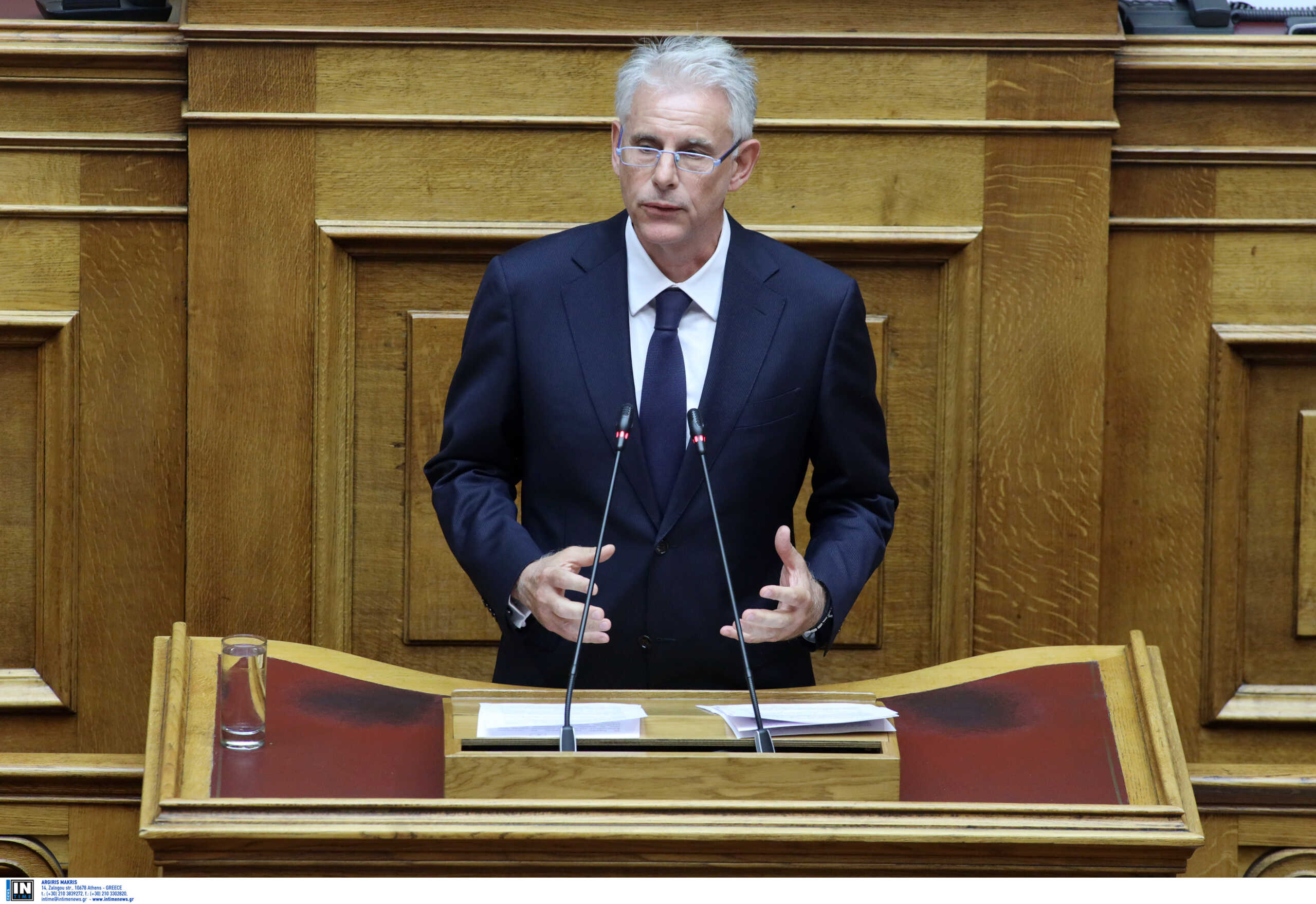 O Σπύρος Πνευματικός παραδίδει την έδρα του στη Νέα Δημοκρατία