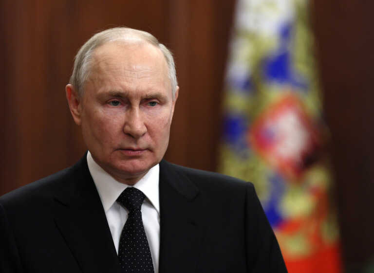 Economist: «Η ταπείνωση του Βλαντιμίρ Πούτιν» – Με ρωγμές το πρόσωπο του Ρώσου προέδρου