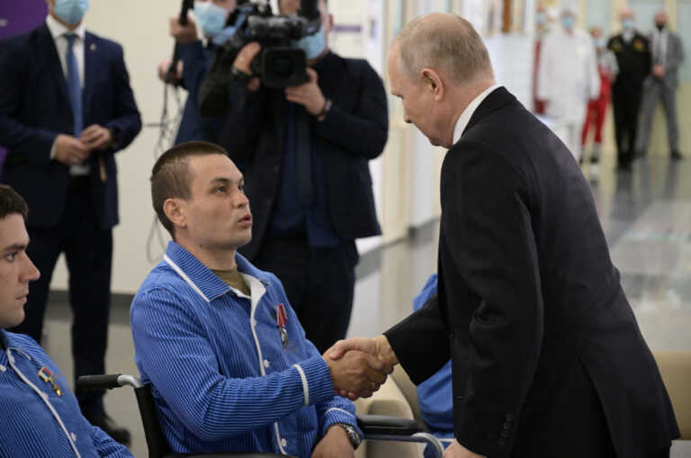 Ο πρόεδρος Πούτιν σε στρατιωτικό νοσοκομείο - Παρασημοφόρησε τραυματίες από το μέτωπο της Ουκρανίας
