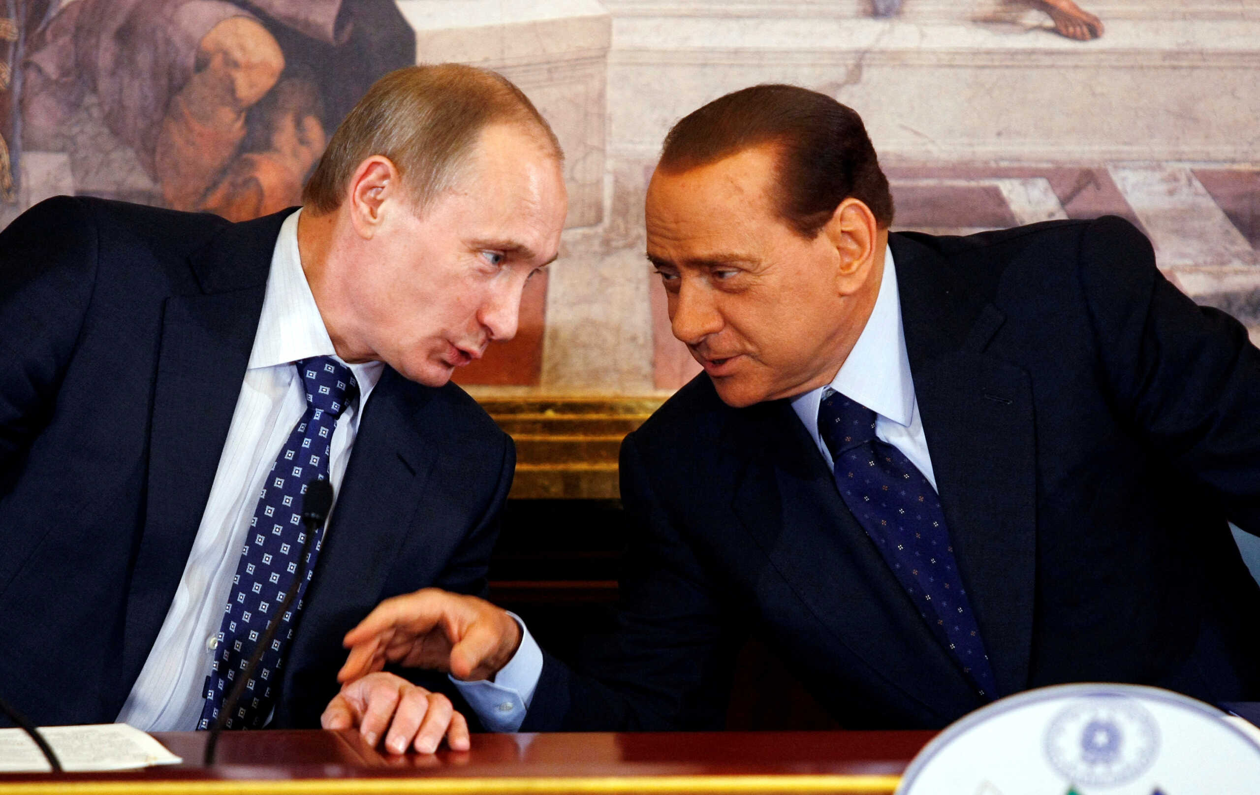 FILE PHOTO: Italian Prime Minister Silvio Berlusconi talks with Russian Prime Minister Vladimir Putin during a news conference during a summit at Villa Gernetto in Gerno, Italy, April 26, 2010.  REUTERS