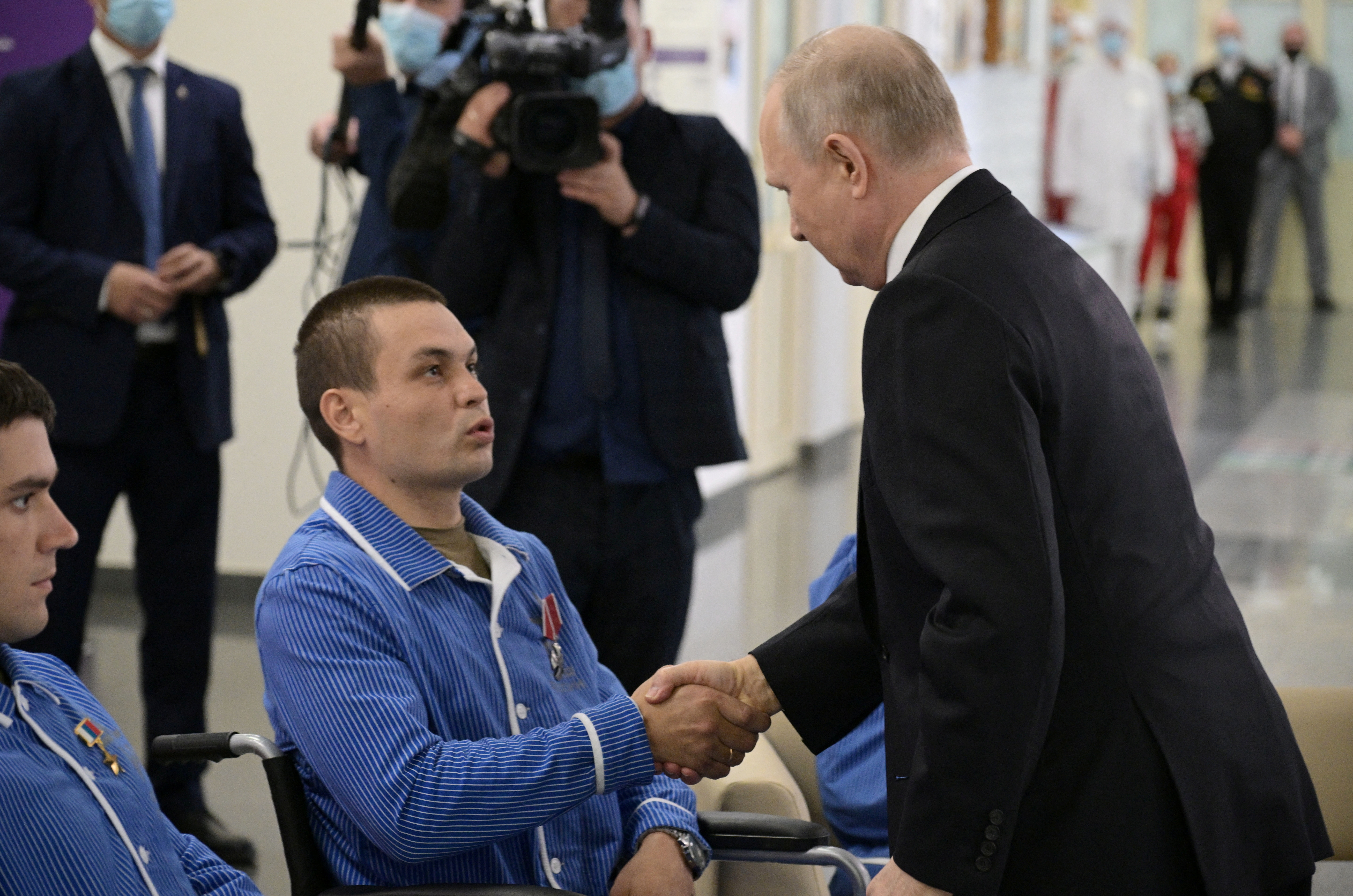 Ρωσία: Ο πρόεδρος Πούτιν σε στρατιωτικό νοσοκομείο – Παρασημοφόρησε τραυματίες από το μέτωπο της Ουκρανίας