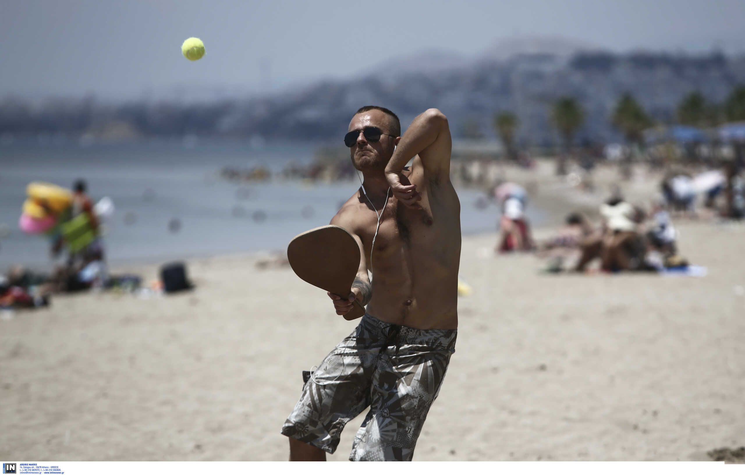 Τέλος οι ρακέτες σε κάποιες παραλίες – 1.000 ευρώ πρόστιμο για τους παραβάτες