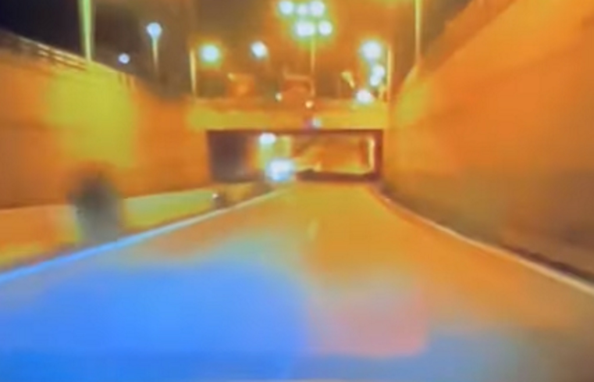 Ρέθυμνο: Βίντεο με αυτοκίνητο να πηγαίνει ανάποδα στο αντίθετο ρεύμα με ιλιγγιώδη ταχύτητα