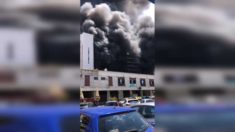 Μεγάλη φωτιά σε κτίριο στη Ρώμη - Τουλάχιστον 1 νεκρός και 17 τραυματίες